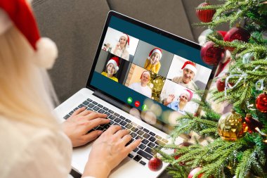 Çekici mutlu genç kız öğrenci görüntülü konuşma yapıyor, el sallıyor. Noel.