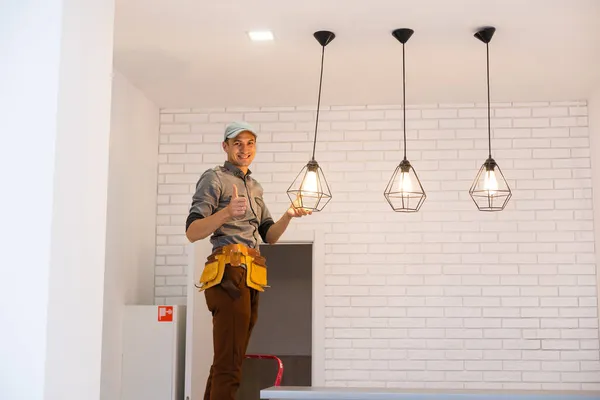 일꾼은 실내 의늘어진 천장에 전등을 설치 한다. 원문을 위한 공간 — 스톡 사진