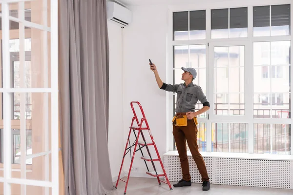 El personal de servicio está trabajando en una habitación de la casa —  Fotos de Stock