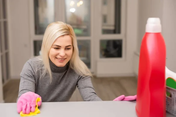 Vrouwen aan het werk, portret van een vrolijke professionele schoonmaakster glimlachend en kijkend naar de camera op kantoor — Stockfoto