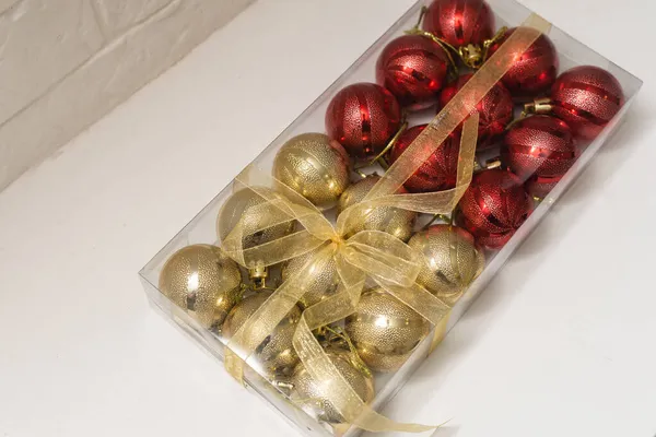 Belas bolas de Natal de ouro e prata vermelho isolado no branco — Fotografia de Stock