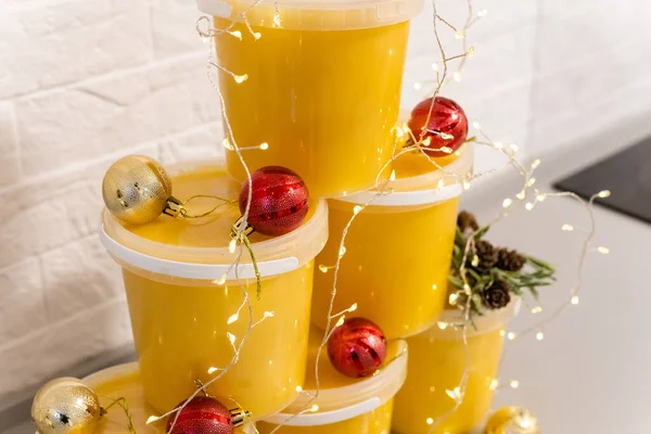 성탄절에 꿀을 담은 유리병, 새해 설농탕, 금공 — 스톡 사진