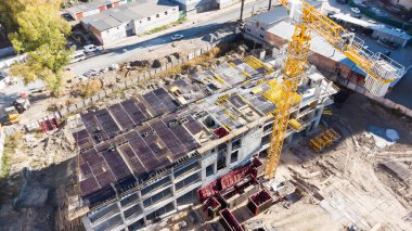 İnşaat alanı geçmişi. Vinç kaldırma ve yeni çok katlı binalar. Sanayi geçmişi