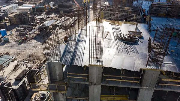 Chantier de construction de bâtiments résidentiels avec grues. — Photo