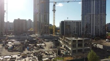 İnşaat alanı, vinçli binalar..