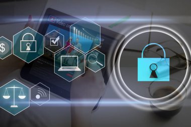 Masaüstünde mikro devre ve modern dijital tablet bulunan yaratıcı kilit illüstrasyonu arkaplanda, üst görünümde, siber güvenlik kavramı