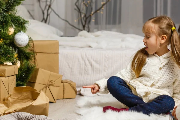 Felice bambina sorridente con scatola regalo di Natale. — Foto Stock