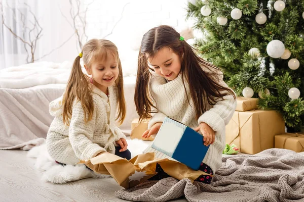 Boże Narodzenie, Boże Narodzenie, zima, koncepcja szczęścia - dwie urocze dziewczyny grające — Zdjęcie stockowe