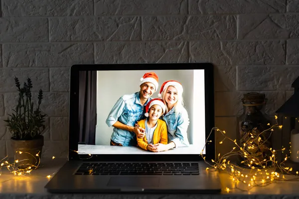Joven familia videollamada sonriendo y mirando la webcam web, los amantes saludan a los amigos feliz Navidad y feliz año nuevo — Foto de Stock