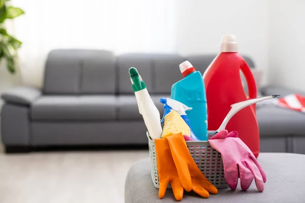 Σετ καθαρισμού με προϊόντα και εργαλεία σε κουβά — Φωτογραφία Αρχείου