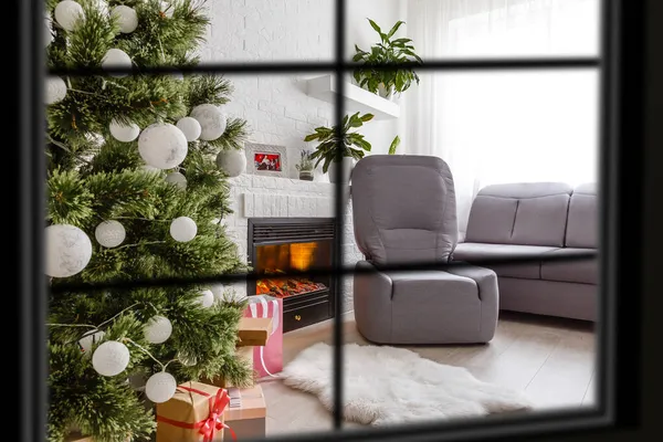 Wiew através da janela, Árvore de Natal no fundo, conceito de férias de inverno, — Fotografia de Stock