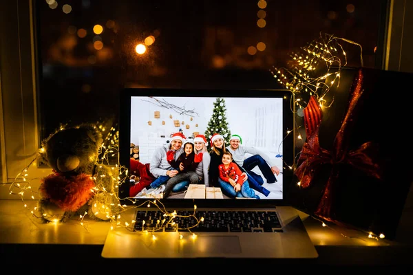 Retrato de familia alegre atractiva charlando con un amigo en la web felicitaciones festal víspera tradición quedarse solo en casa en el interior — Foto de Stock