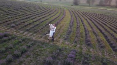 Genç çift lavanta alanlarında uğraşırken