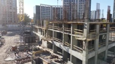 İnşaat alanı geçmişi. Vinç kaldırma ve yeni çok katlı binalar. Sanayi geçmişi