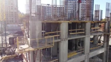 Vinçli konut binalarının inşaat sahası.