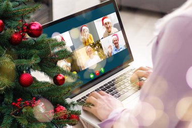 Çekici mutlu genç kız öğrenci görüntülü konuşma yapıyor, el sallıyor. Noel.