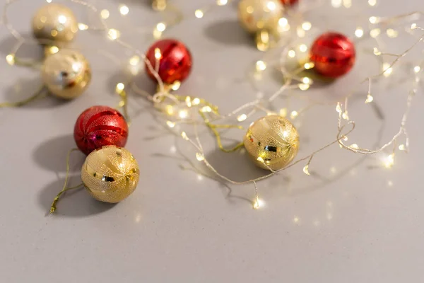 Coleção de bolas de Natal coloridas, isoladas sobre branco . — Fotografia de Stock