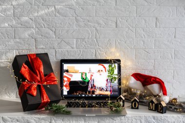 Coronavirus salgını sırasında laptopla Noel 'i kutlayan video çağrısı