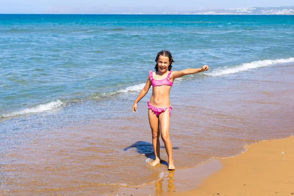 Menina adorável na praia durante as férias de verão — Fotografia de Stock