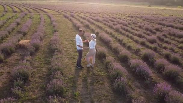 Молодая пара играет на лавандовых полях — стоковое видео
