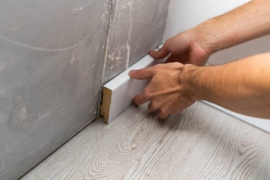 Parke değiştirildikten sonra yeni etek tahtası yerleştiriliyor