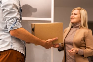 Müşterilerine paket taşırken mutlu bir kurye..