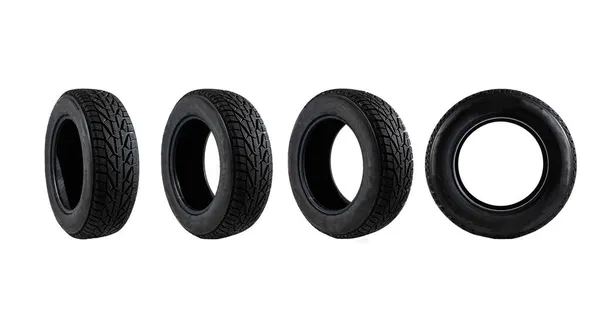 Jeu de pneus de voiture noirs alignés horizontalement sur fond blanc — Photo