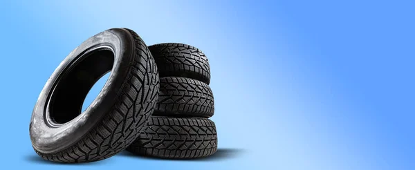 겨울 타이어가 분리되었다. 자동차 타이어 — 스톡 사진