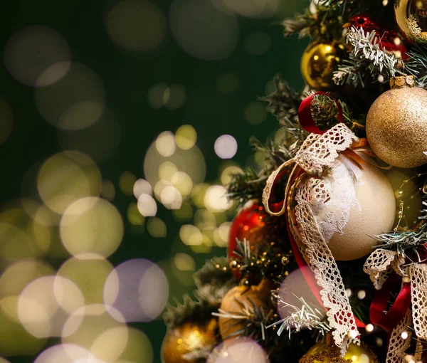 Primo piano di bagattelle rosse appese a un albero di Natale decorato — Foto Stock