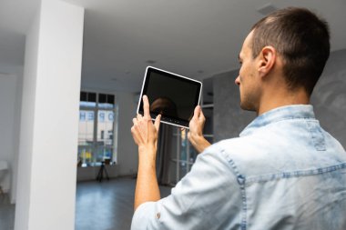 Akıllı Ev: Adam Tabletiyle Perdeleri Kontrol Ediyor