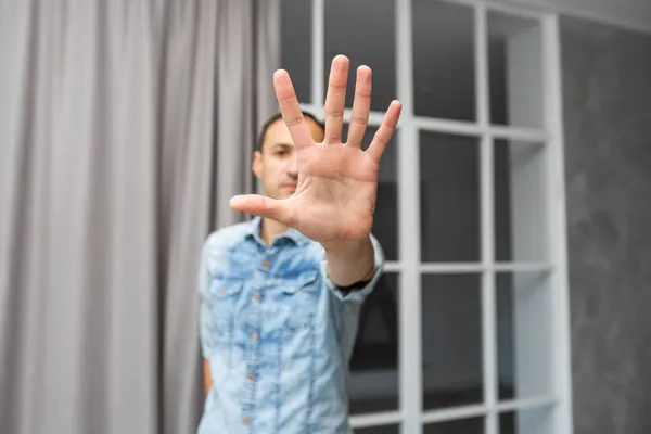 Empresario haciendo señal de stop, un hombre hace una parada con su mano —  Fotos de Stock