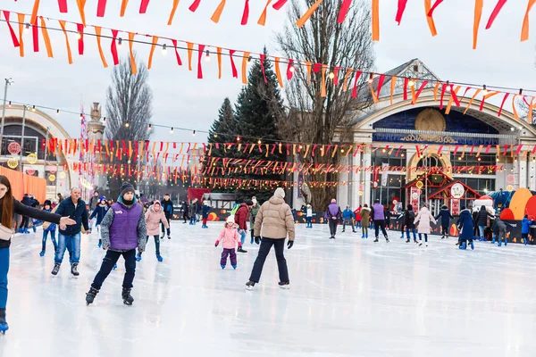 Kiev, UKRAINE - 26 janvier 2020 Winter Country vdnh exhibition decorated for new year and christmas holidays. patinoire — Photo