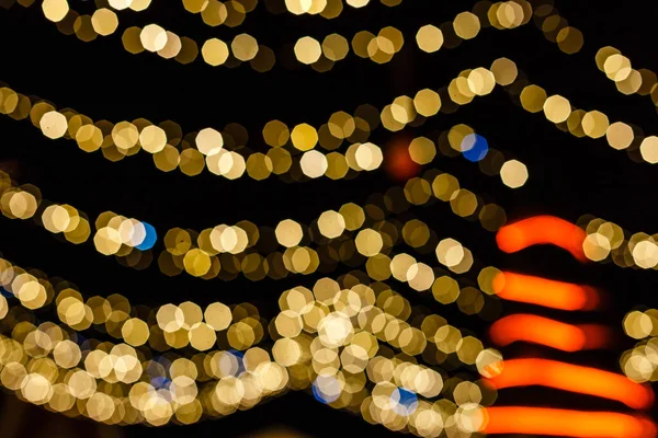 Luces de Navidad borrosas en el fondo oscuro — Foto de Stock