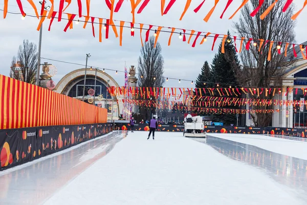 Kiev, UKRAINE - 26 Ocak 2020 Kış Ülkesi Vdnh sergisi yeni yıl ve noel tatilleri için dekore edildi. paten — Stok fotoğraf