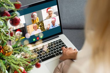Kadın eli bilgisayarda, video çağrısı Noel 'de.