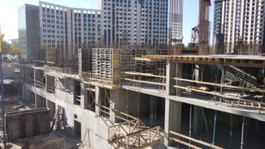 İnşaat alanı, vinçli binalar..