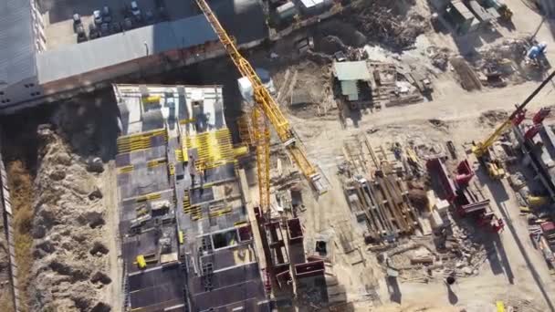 建設現場の背景。クレーンや新しいマルチ階建ての建物を収容。産業背景 — ストック動画