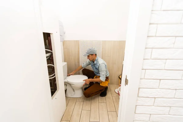 Tukang ledeng dengan penyedot toilet. Pekerja — Stok Foto