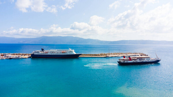 Большой туристический лайнер в порту
