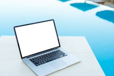 Tablo arka plan bir havuz olarak bilgisayarda.