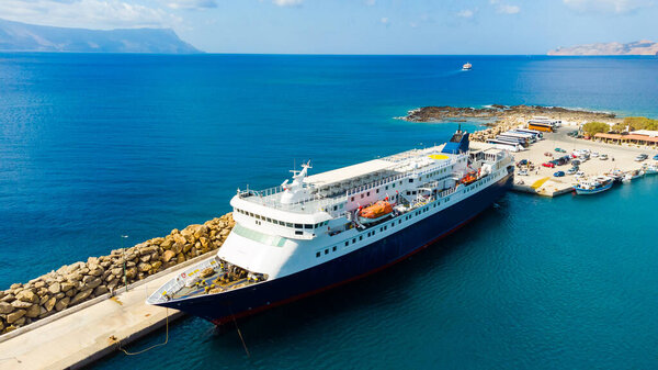 Большой туристический лайнер в порту
