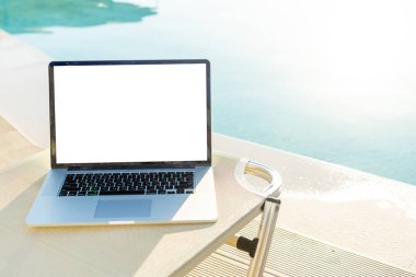 Tahta sandalyesi ve masası olan mobil ofis.