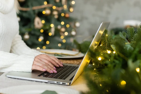 Жінка онлайн з ноутбуком вдома у вітальні — стокове фото
