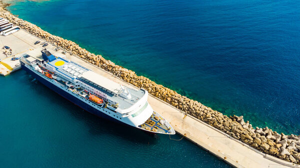 круизное судно из порта
