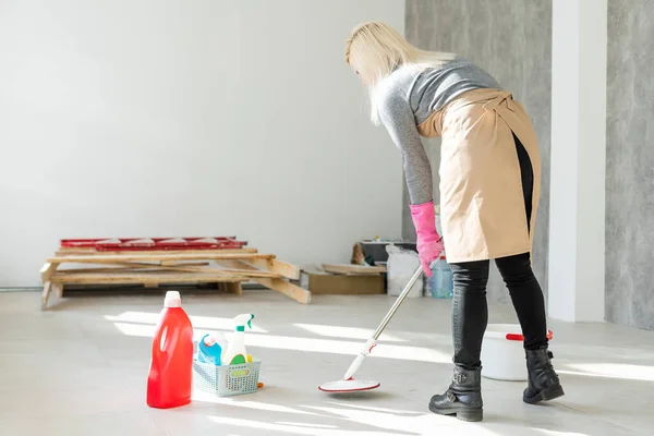 Primavera limpeza mulher limpeza chão com esfregona — Fotografia de Stock