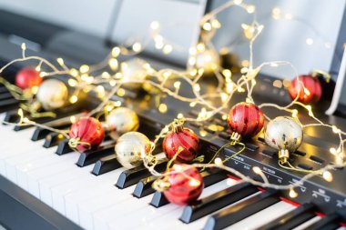 Güzel Noel dekorlu bir piyano, yakın plan.