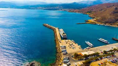 cruise gemi limandan yelken