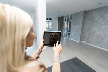 Tablet uygulaması tarafından kontrol edilen akıllı mutfak kavramı