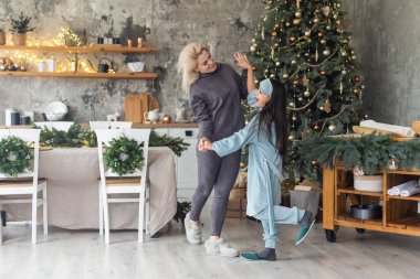 Anne ve kızı aile, çocuklar, Noel, x-mas ve mutlu insanlar kavramı - sarılma