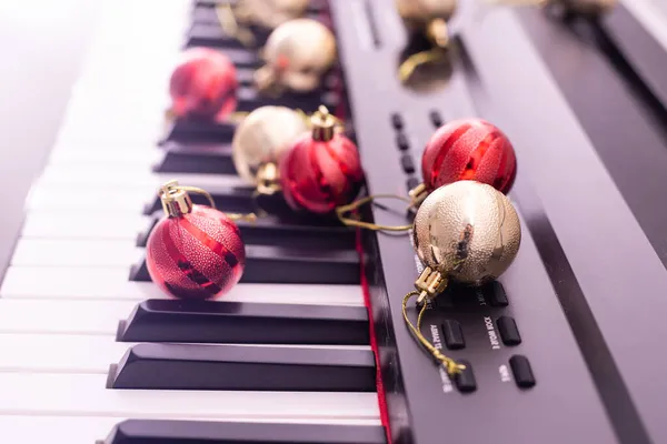 Piano com bela decoração de Natal, close-up — Fotografia de Stock